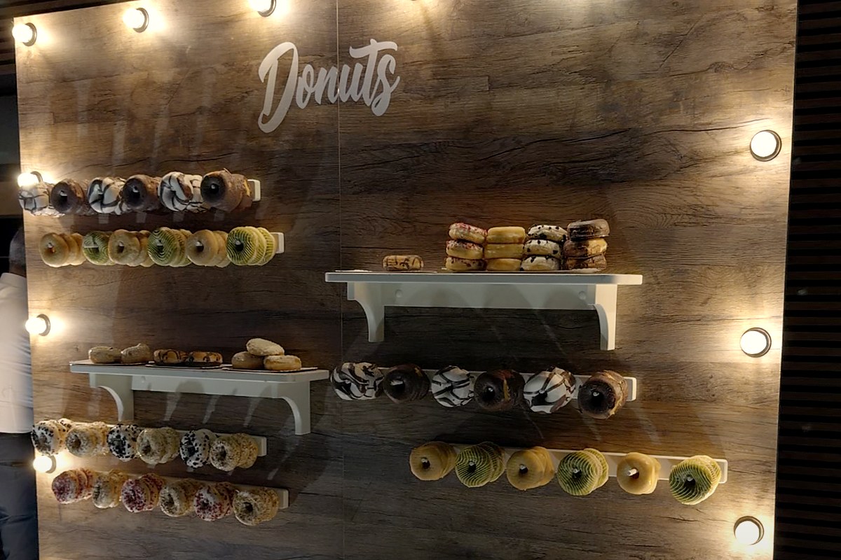 Pared de donuts iluminada para sorprender a los invitados