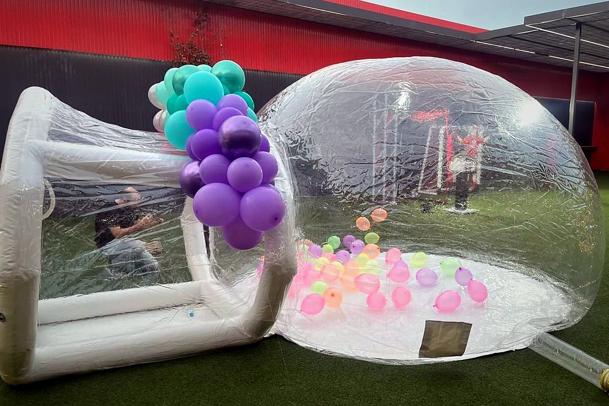 Iglú de globos para comuniones y eventos infantiles