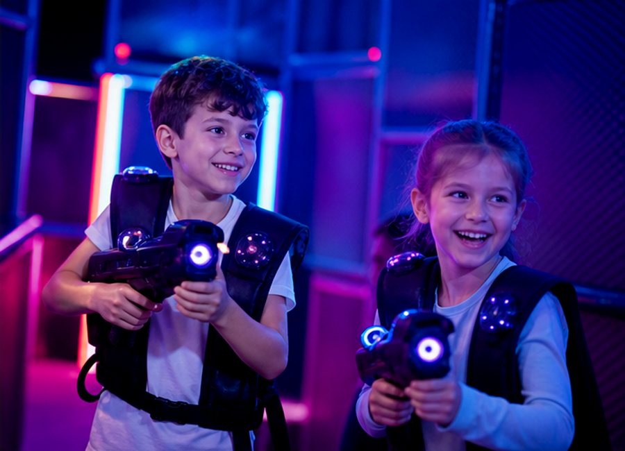 Niños disfrutando de una experiencia de láser tag